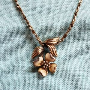 🌸Vintage gold tone flower pendant w/ 16 in chain
